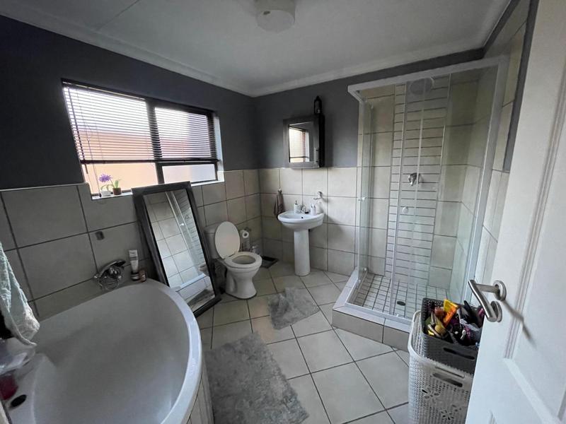 2 Bedroom Property for Sale in Kannoniers Park North West